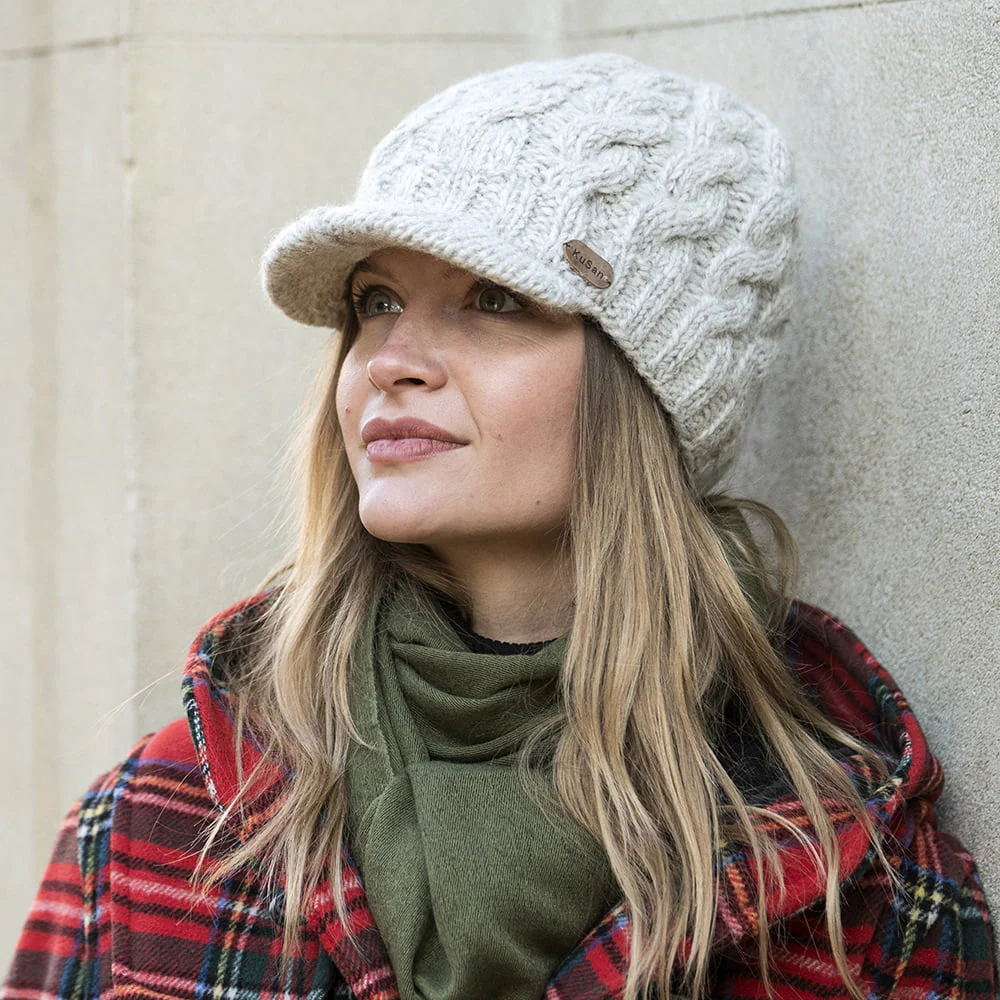 Kusan Beanie Mütze mit Visier im Zopfstrickmuster - Hellbeige - Image 3