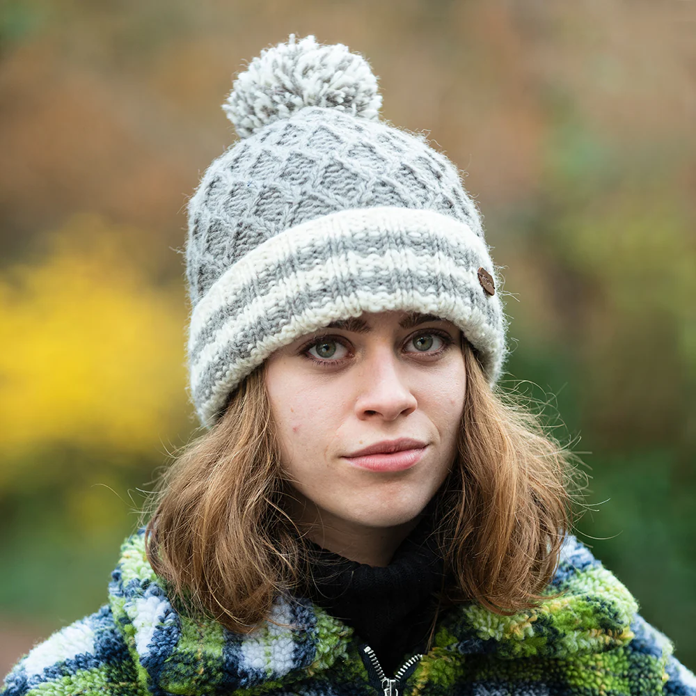 Kusan Bommelmütze mit gestreiftem Umschlag Diamond Knit - Grau-Multi - Image 3