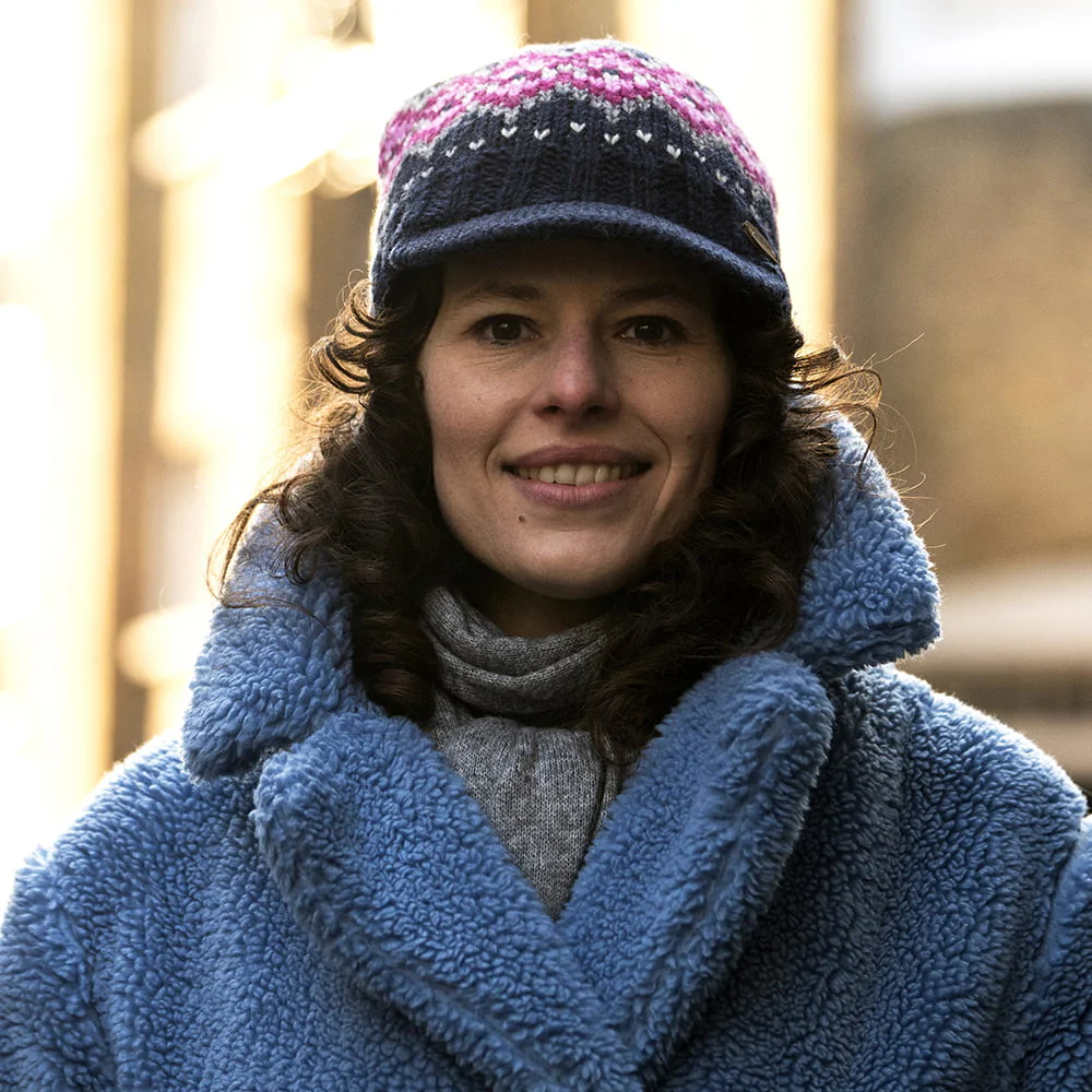 Kusan Brooklyn Beanie Mütze mit Visier Fair Isle - Marineblau-Pink - Image 3