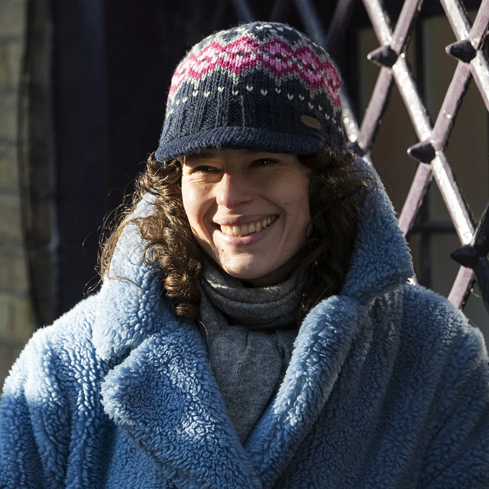 Kusan Brooklyn Beanie Mütze mit Visier Fair Isle - Marineblau-Pink - Image 4